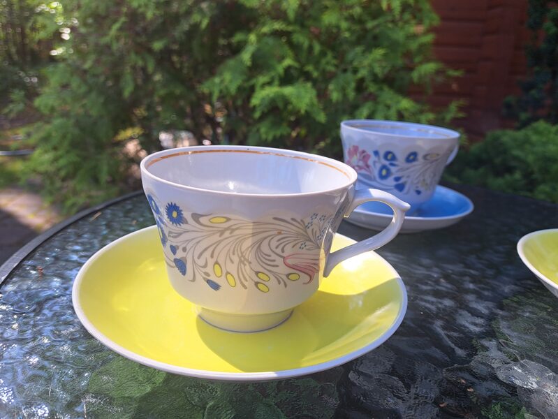 Grezni buljona komplekti ar skaistām puķēm un gaiši zilu apakštasi un lustru (bez zelta) (Buljona 87)