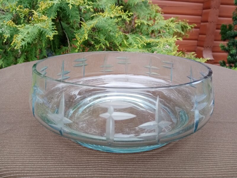 Eleganta stikla augļu bļoda ar grāvejumu