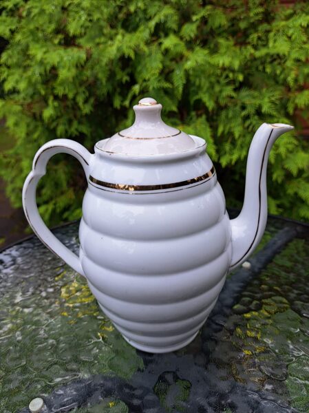 Sena kafijas kanna, reljefa forma, balta ar zeltu, Eiropa (Nīderlande), 20.gadsimta sākums (Citi rpt 68)