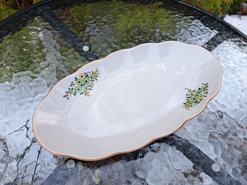 Garenais šķisji, pusdienu servīze "Ārija" ar mazām zaļām puķītēm un lustru (Ārija pusdienu 235)