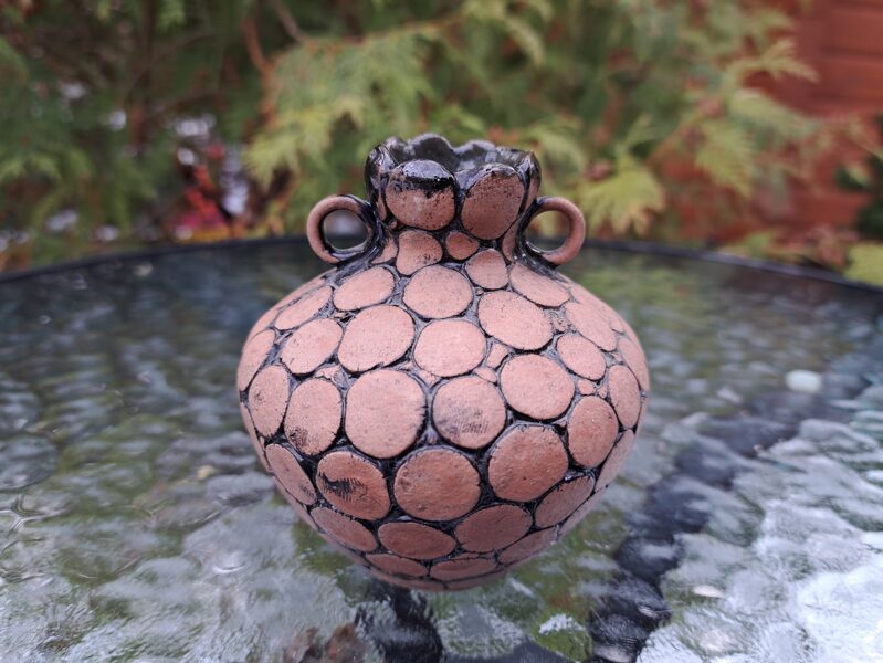 Mazā keramikas vāzīte ar apļiem un tumši brūnu glazūru (Keram 64)