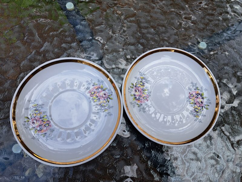 Kafijas apakštases, Rīgas kafijas servīze "Māra" ar lillā puķītēm un zeltu, RPR (Māra kafijas 35)