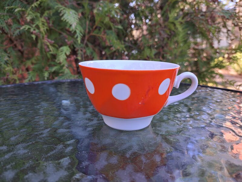 Koši sarkana krūzīte ar baltiām pumpiņām, forma tējas "Viktorija", RPR (Viktorija t 62)