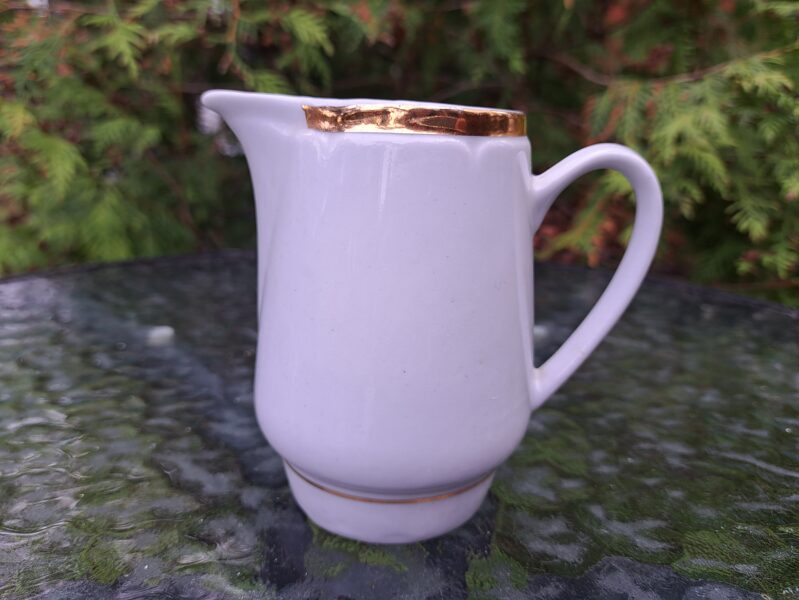 Krējuma kanniņa no kafijas "Aija-1" balta ar zeltu (Aija-1 kafijas 22)