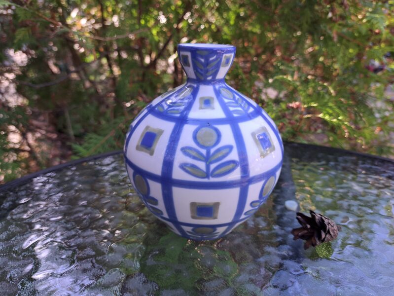 Fajansa vāzīte ar zilu un zaļu rokas gleznojumu, nezināms ražotājs (Citi rpt 57)