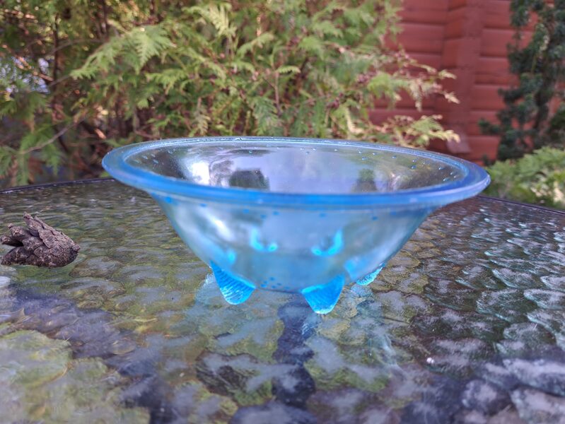 Gaiši zila konfekšu bļodiņa uz kājunām-lapiņām, PSRS (Stikls sk 102)