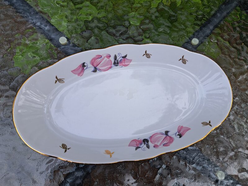 Servējamais šķīvis garenais ar puķuzirņiem un zeltu L=27cm, forma "Māra", RPR (Māra pusdienu 94)