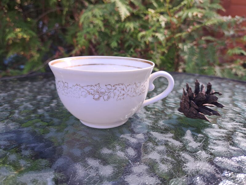 Krūzīte Nr.2, tējas servīze "Tauta", baltas ar zelta ogu vainagu, PFF (Tauta 35)