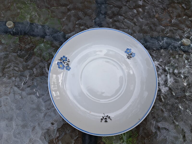 Skaista apakštase ar zilām puķītēm no nezināmas servīzes, Rīgas Keramikas Fabrika (Citi 212)