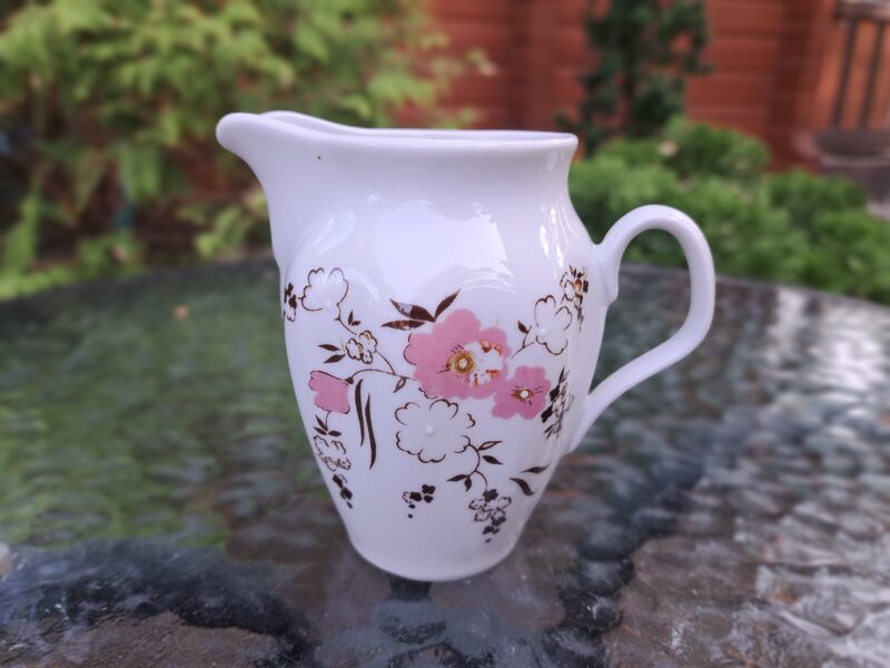 Krējuma kanniņa ar rozā puķītēm bez zelta, ar zīmogu "bezšķiras" "Sigulda", RPR (Sigulda 108)