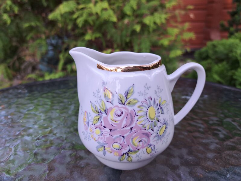 Krējuma kanniņa, tējas "Aija-1" ar maigām lillā puķēm, RPR (Aija-1 tējas 37)