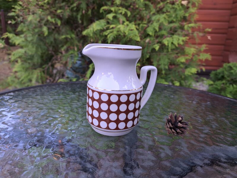 Krējuma kanniņa brūna ar dekolu "polka dot", kafijas servīze "Aija-2", RPR (Aija-2 kaf 35)