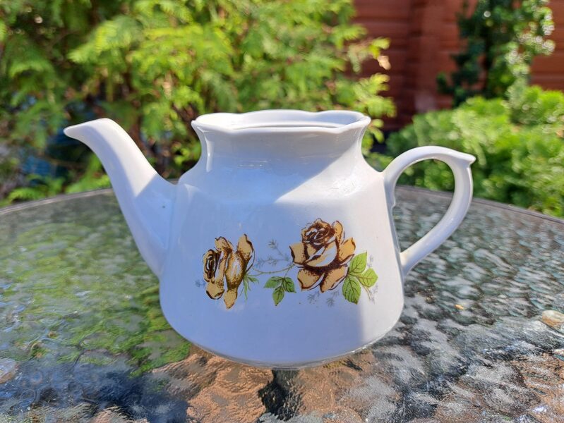 Tējkanna bez vāciņa, servīze "Karīna" ar bēšām rozēm bez zelta un bez lustra, RPR (Karīna 104)