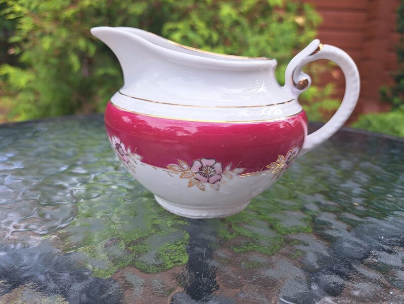 Krējuma kanniņa, tējas servīze "Laima" ar bordo krāsas pārklājumu un maigām rozā mežrozītēm, RPF (Laima 32)