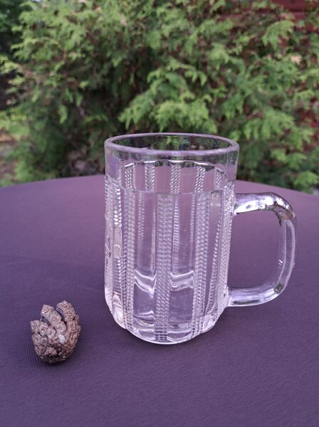 Sens alus kauss, presēts stikls, tilpuma grāvešana uz maliņas (1/4 L) (Stikla gl 77)