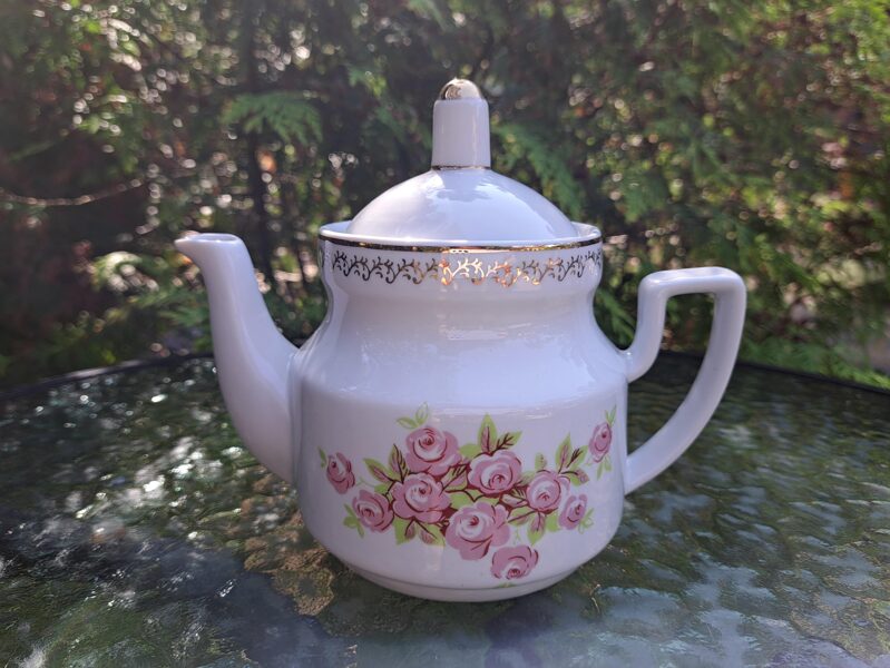 Tējkanna no tējas servīzes "Aija-2" ar rozītēm un zelta rakstu, RPR (Aija-2 tējas 98)