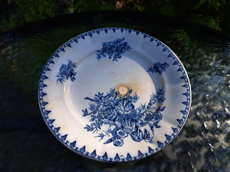 Skaists mazes šķīvis Nr.4, d=18cm, fajanss, zemglazūras kobalta dekols (Kuzņecovs 69)