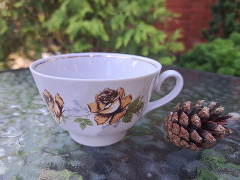 Krūzīte tējas ar bešām rozēm un zeltu iekša, tējas servīze "Viktorija" (Viktorija t 86)