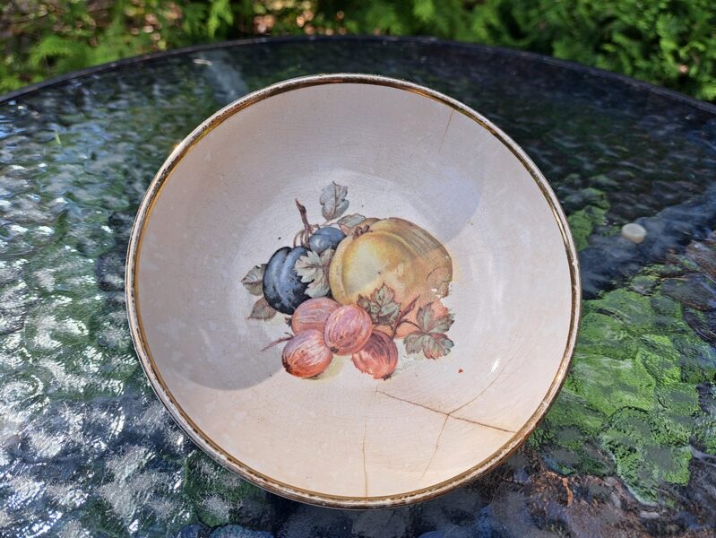 Skaista, iespējams Kuzņecova, bļodiņa ar augļu dekolu, plaisas (Kuzņecovs 61)