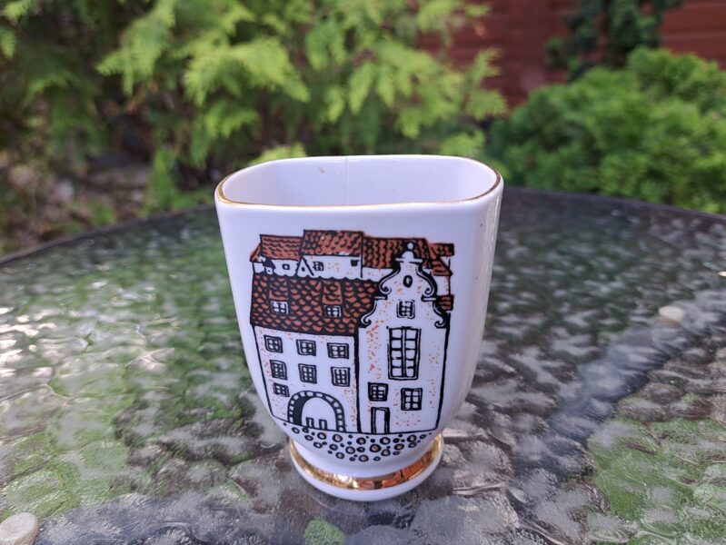 Salvēšu turētājs ar Vecrīgas skatu un zeltu. H=9cm, RPR (Citi 225)