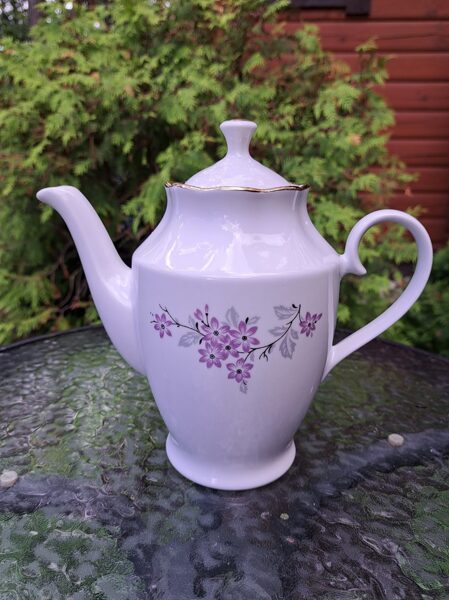 Lielā tējkanna no tējas servīzes "Ārija" ar maigām lillā puķēm, RPR (Ārija tējas 82)