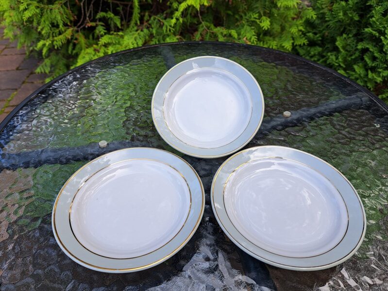 Maizes šķīvji balti ar gaiši zaļu malu un zelta svītrām, PFF (Citi pusd 150)