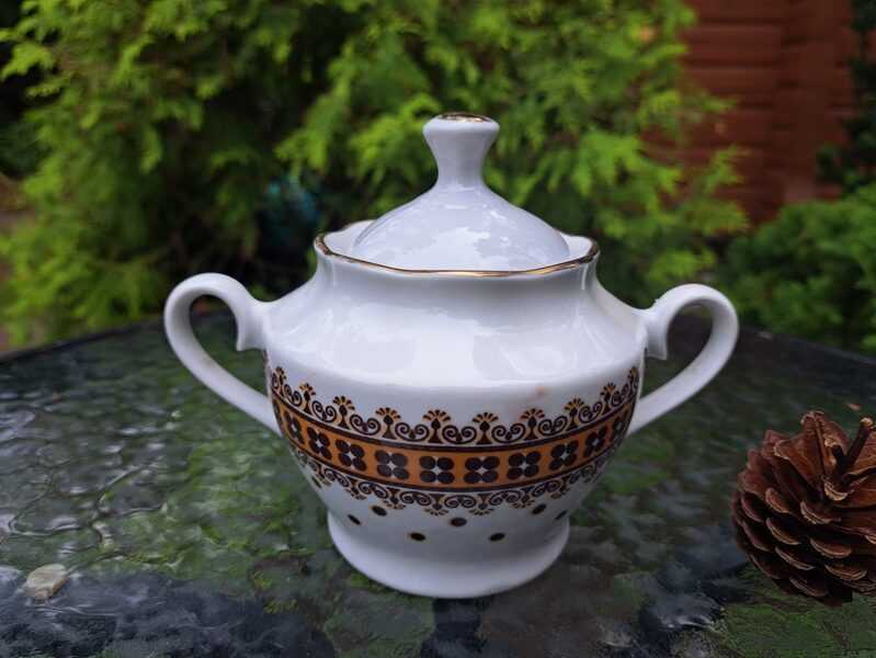 Cukurtrauks no tējas servīzes "Ārija" ar baltu vāciņu, gaiši brūnu dekolu un zeltu (Ārija tējas 86)