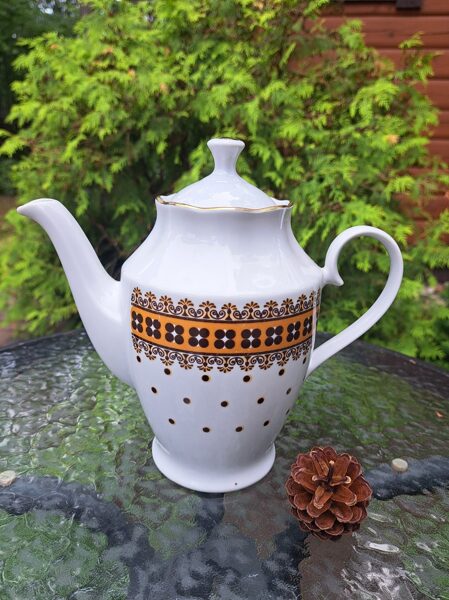 Lielā tējkanna no tējas servīzes "Ārija" ar baltu vāciņu, gaiši brūnu dekolu un zeltu, RPR (Ārija tējas 85)