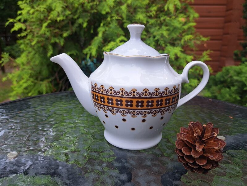 Mazā tējkanna no tējas servīzes "Ārija" ar baltu vāciņu, gaiši brūnu dekolu un zeltu (Ārija tējas 87)