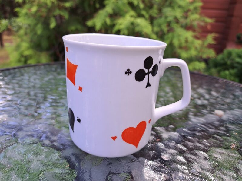 Lielā tējas krūzīte ar karšu simboliem, tilp.325ml, Jesens (ražots 1996.-2003.g.g.). (Jessen 16)