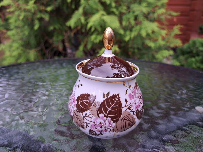 Cukurtrauks ar vāciņu, plānsienu kafijas servīze "Marianna" ar ceriņiem (gaišaks dekola tonis) un zeltu (Marianna 81)