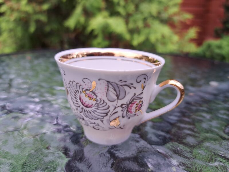 Krūzīte Nr.1, mokka kafijas servīzes "Marianna" ar pelēkam, rozā puķēm un zeltu (negludums) (Marianna 84)