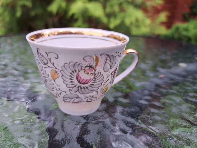 Krūzīte Nr.2, mokka kafijas servīzes "Marianna" ar pelēkam, rozā puķēm un zeltu (negludums) Nr.2 (Marianna 85)