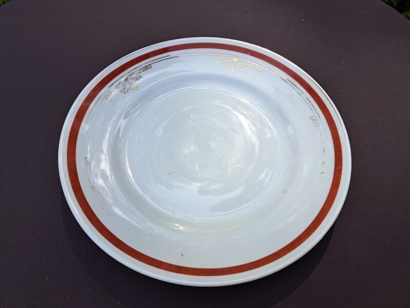 Otrā ēdiena šķīvjis Nr.2.3. ar tumši sarkanu malu un zeltu, diam.24cm, pusdienu servīze "Gludā", PFF (Gludā 85)