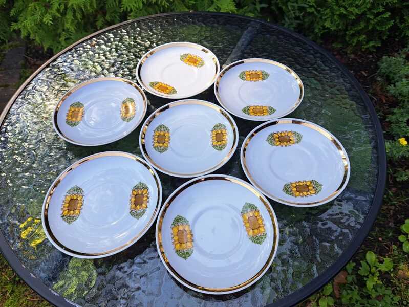 Tējas apakštases ar saulespuķi un zelta svītru gar malu, tējas servīze "Aija-2" (Aija-2 tējas 59)