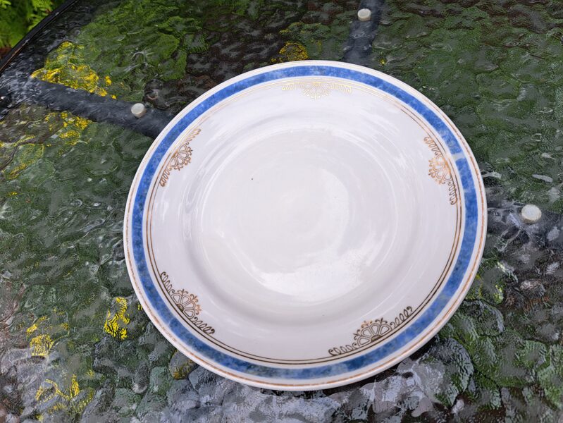 Salātu šķīvji d=20cm, pusdienu servīze "Gludā" ar gaiši zilu malu un zelta rakstu, PFF (Gludā 87)