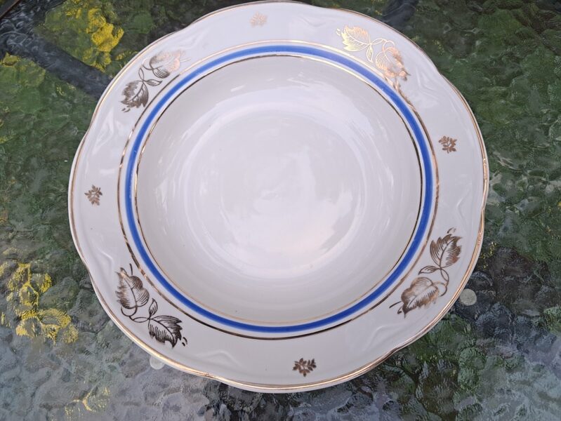 Skaists zupas šķīvis d=24cm, ar tumsi zilu malu, zelta lapiņām un zelta svītrām, pusdienu servīze ROKOKO, RPF (Rokoko 111)