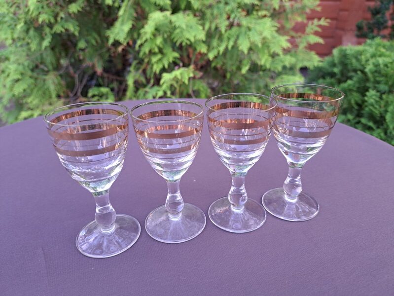 Degvīna glāzīšu ar zeltu uz kājiņas komplekts 4 personām, Latvijas stikls (Stikla gl 98)