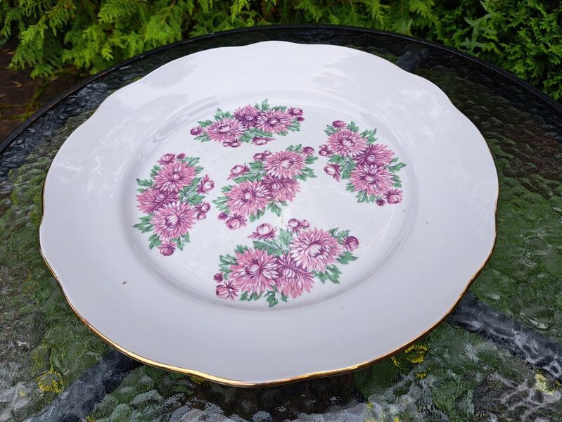 Servējamais šķīvis L=36cm ar violetām asterēm, forma "Vilnis" (Vilnis pusdienu 78)