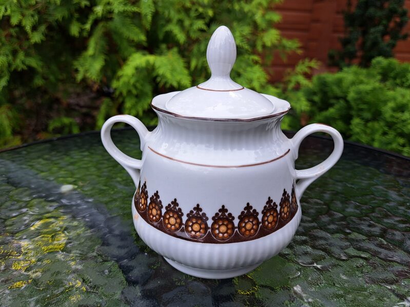 Cukurtrauks, plānsienu servīze "Diāna" ar brūnu dekolu un brūnu lustru, nošķēlums RPR (Diāna 56)