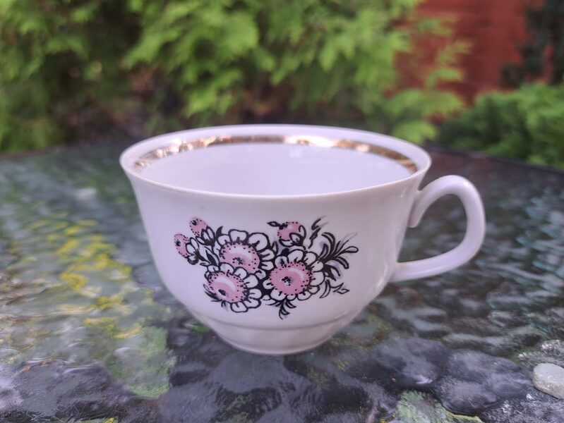 Krūzīte, tējas servīze "Māra" ar lillā puķītēm un zeltu, RPR (Māra tējas 128)