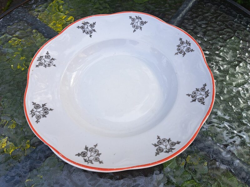 Skaists zupas šķīvis, pusdienu servīze ROKOKO, ar melnām puķēm un sarkanu malu, RPF (Rokoko 114)