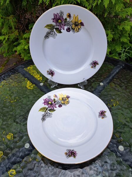 Salātu šķīvji ar košām violetām un dzeltenām puķēm un zelta malu, MZ (Čehija 41)