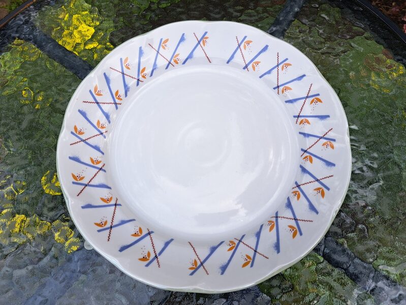 Vidējais servejamais šķīvis ar zilām svītrām, diam.27cm. Forma "Ārija" (Ārija pusdienu 269)