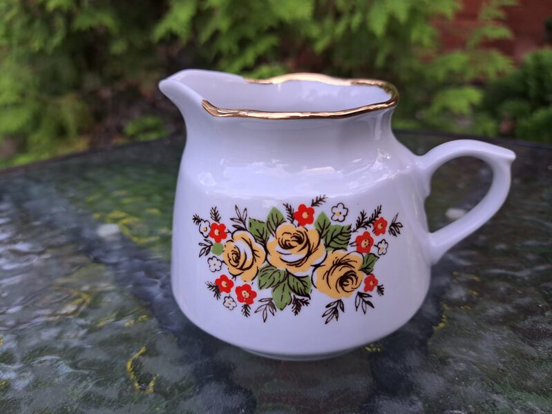 Krējuma kanniņa ar dzeltenām-sarkanām puķēm un zeltu, servīze "Karīna", RPR (Karīna 109)