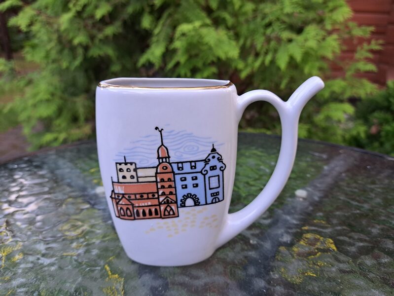 Krūzīte minerālūdenim ar Rīgas skatiem, PFF (Krūze 15)