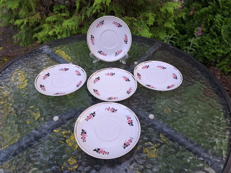 Apakštases, kafijas servīze "Aija-1" ar rozā rozītēm, melnām lapiņam un šauru zelta svītru, RPR (Aija-1 kafijas 36)