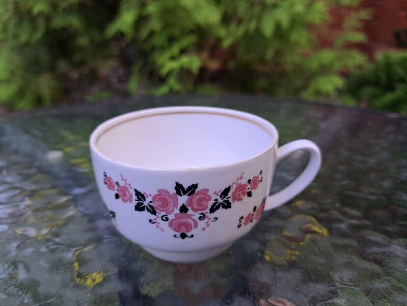 Krūzīte, kafijas servīze "Aija-1" ar rozā rozītēm, melnām lapiņam un šauru zelta svītru, RPR (Aija-1 kafijas 37)