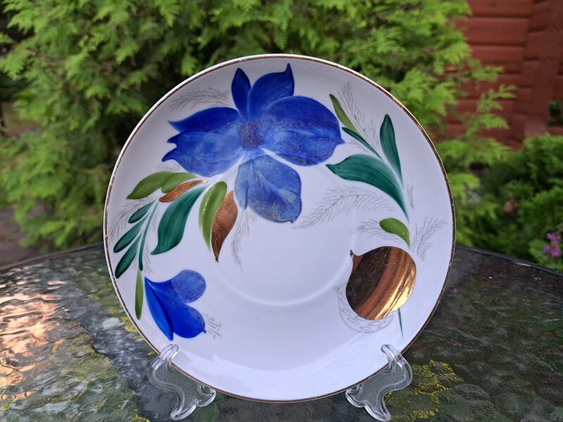 Apakštase porcelāna, tējas sevīzes LFZ ar greznu rokas gleznojumu - ziliu īrisu, zaļām un zelta lapām (LFZ 35)