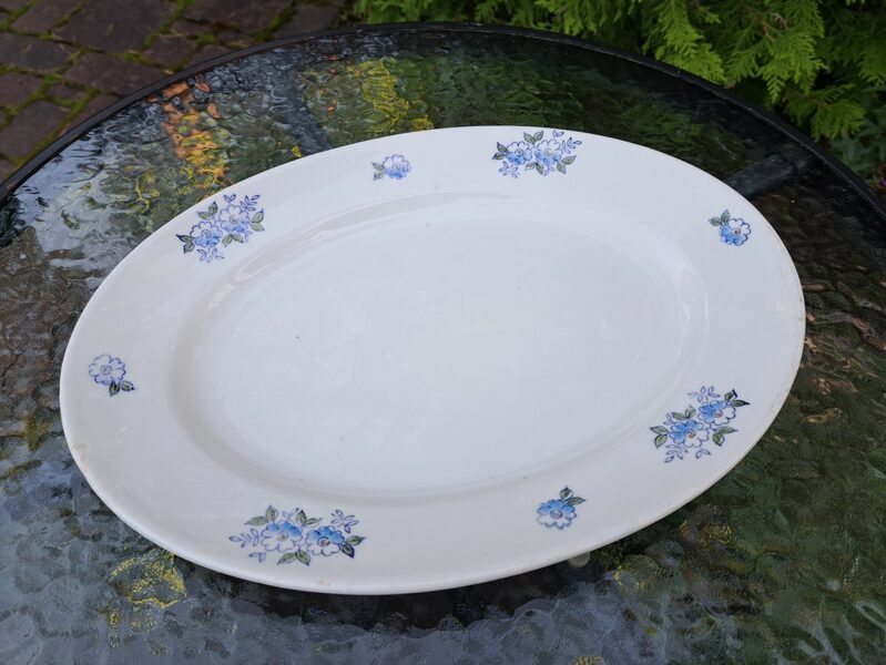 Lielais ovālais servējamais šķīvis fajansa ar zilām puķēm, no fajansa pusdienu sevīzes, izmēri: Diam.35,5cmx26cm, PFF (Fajansa pusdienu 15)